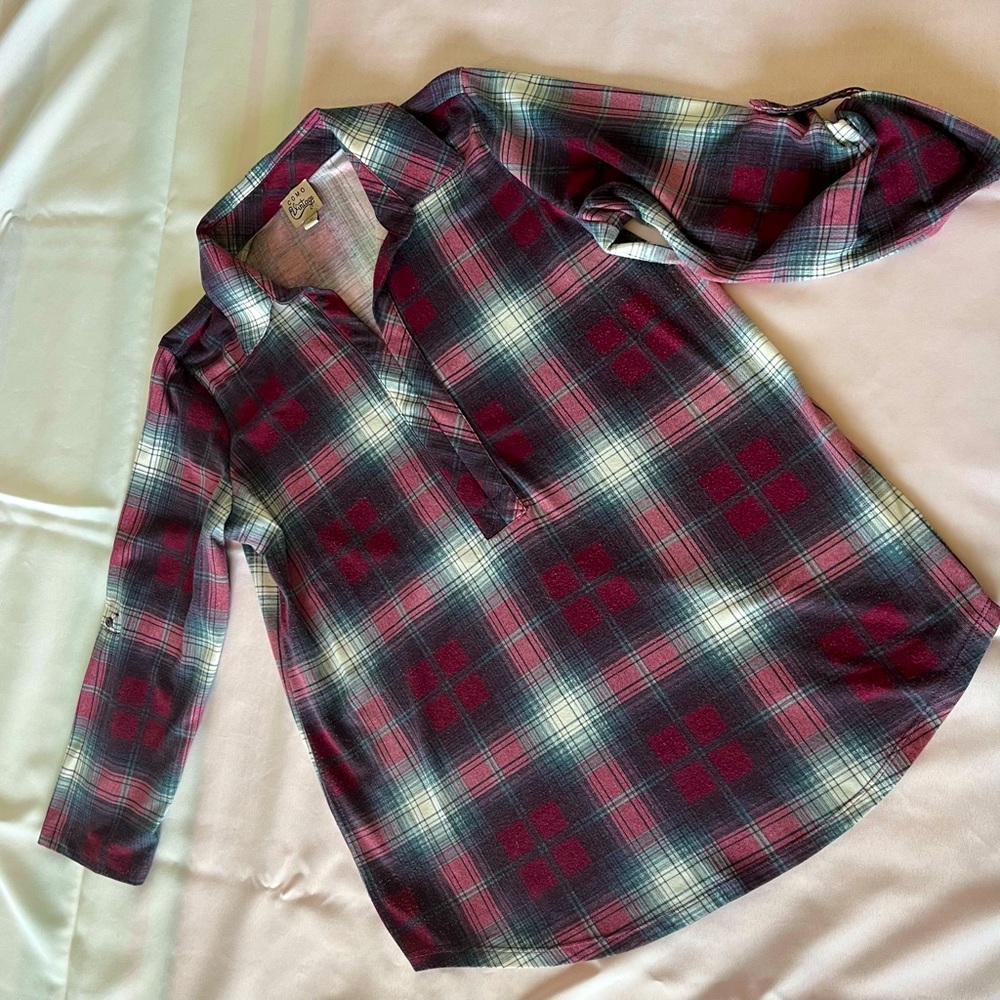 Women’s Tunic-style plaid top. Adjustable sleeves; Size M